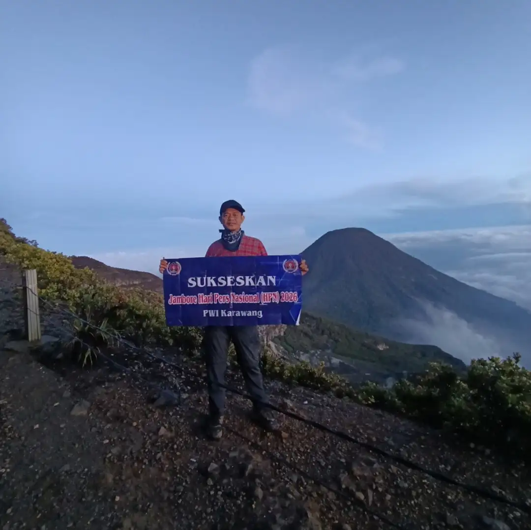 Semarak HPN 2026, Dedy Satrya Kibarkan Spanduk Jambore Puncak di Gunung Gede Pangrango 