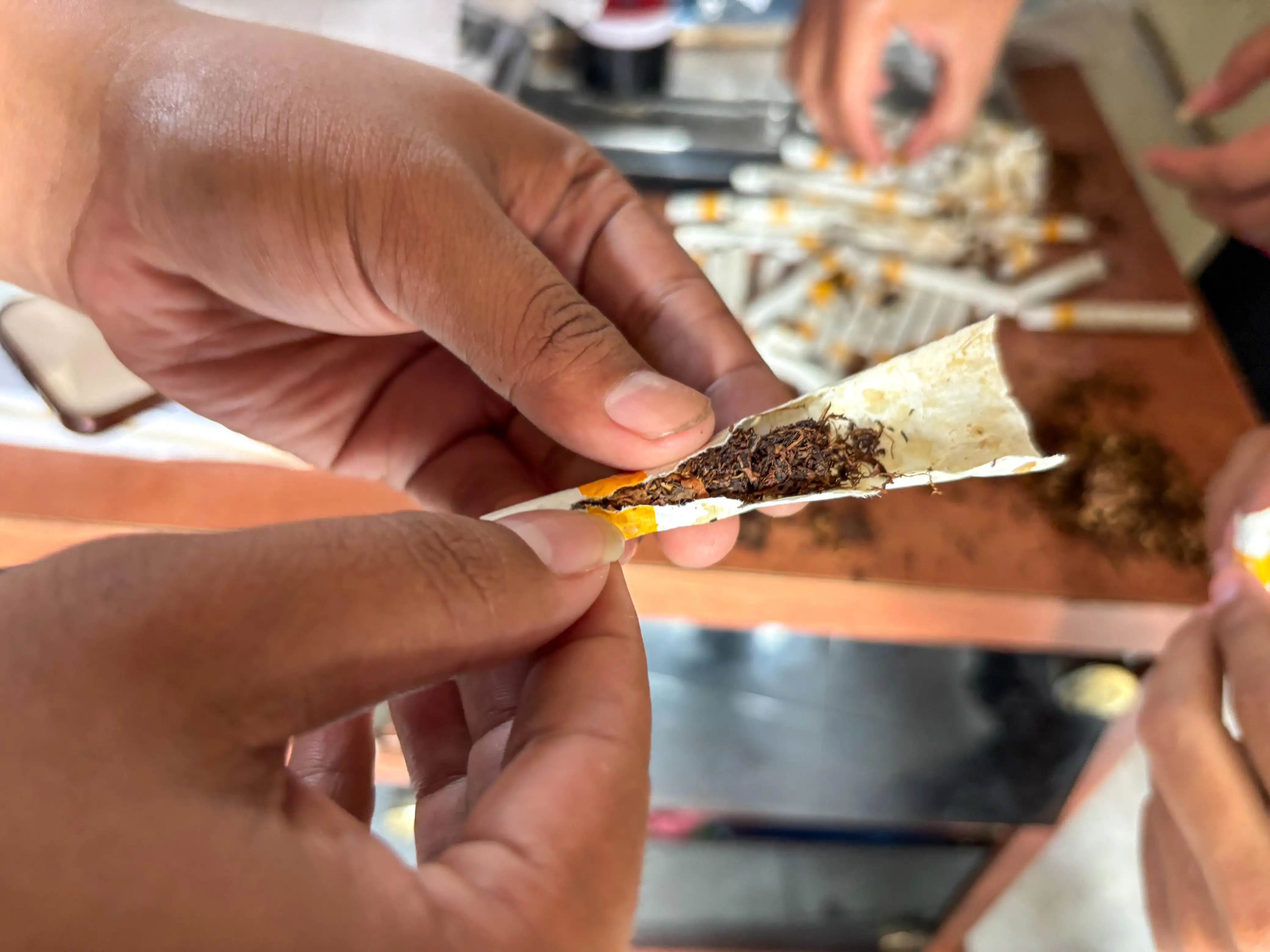 Petugas Lapas Karawang Gagalkan Penyelundupan 48 Batang Rokok Diduga Berisi Narkotika