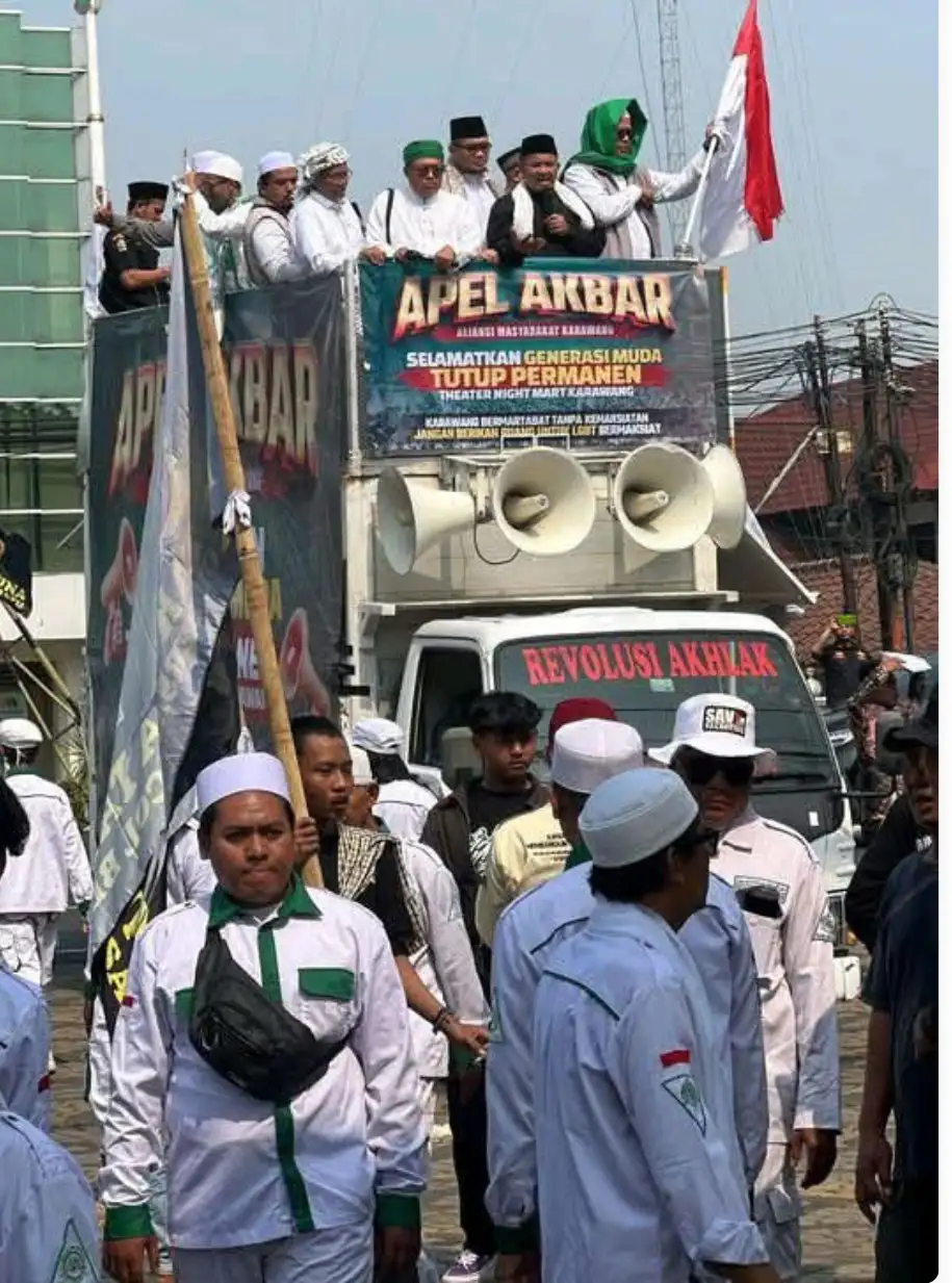 Ribuan Warga Kepung  Pemda Karawang Desak Theatre Night Mart Ditutup 