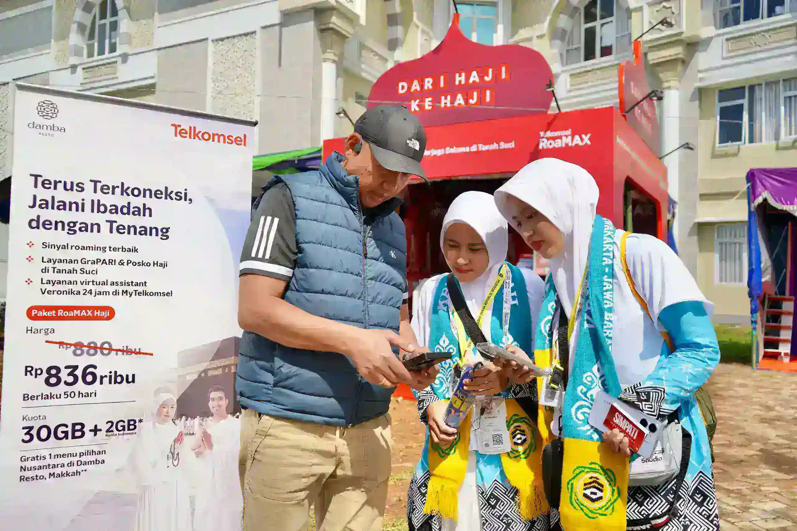 Jemaah Haji dari Kloter Jawa Barat Makin Tenang Beribadah Pakai RoaMAX Haji Telkomsel