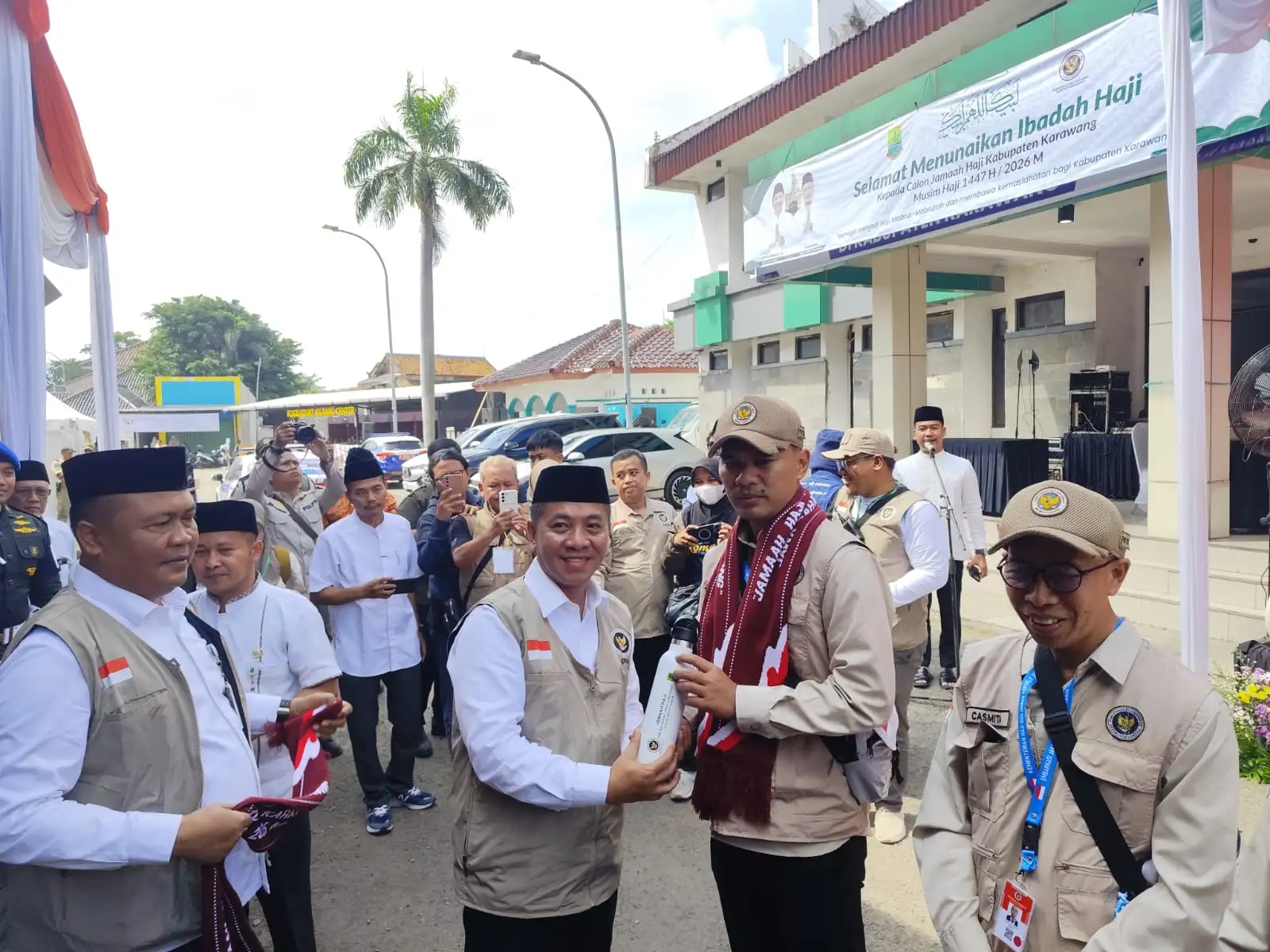 Pemkab Karawang Resmi Lepas Berangkatan 443 Jemaah Haji 