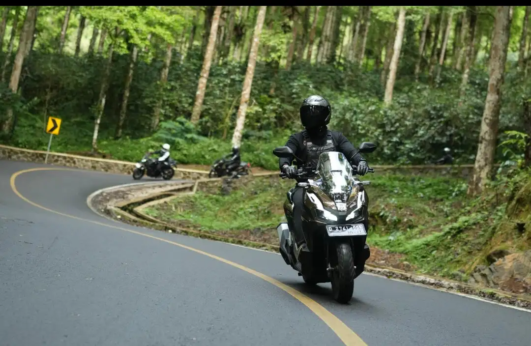 Hindari Menarik Gas Saat Menahan Motor di Tanjakan