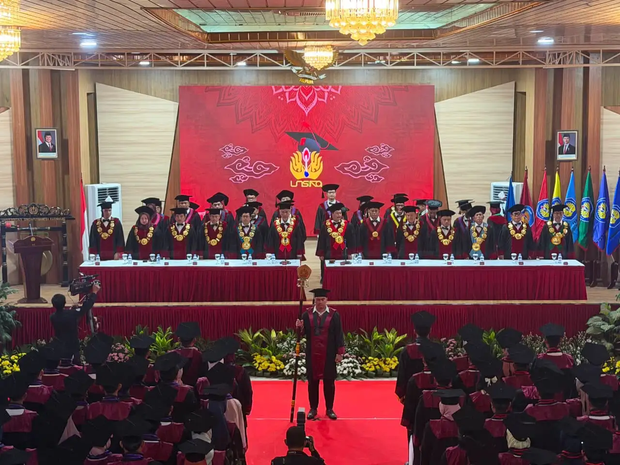 Sebanyak 1.517 mahasiswa UNSIKA diwisuda. Rektor Ade Maman membekali lulusan dengan tujuh kunci kehidupan, dari bertakwa hingga disiplin.
