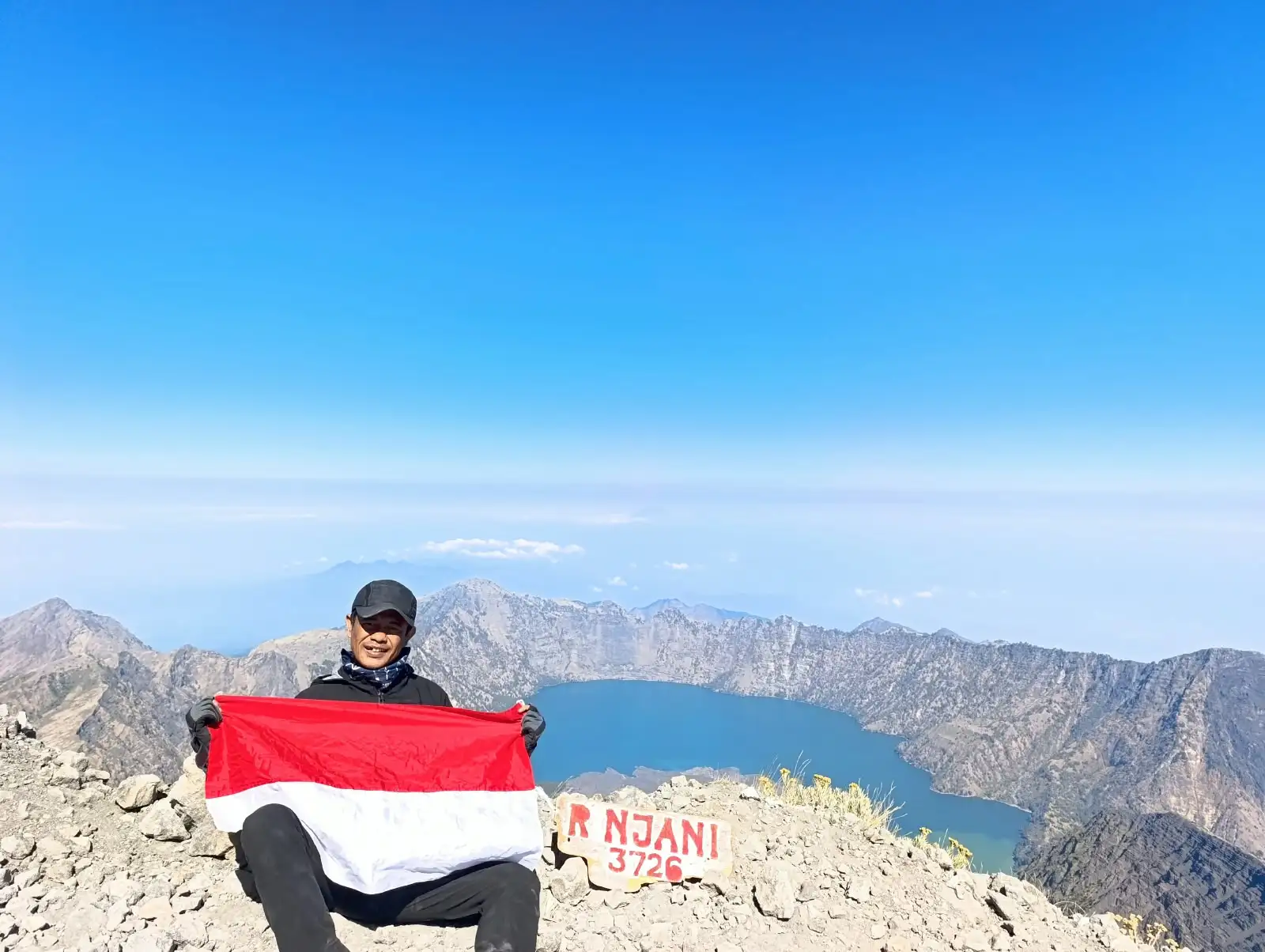 Menembus Jalur Leter L, Dedy Satrya Tuntaskan Top Summit Indonesia di Gunung Rinjani