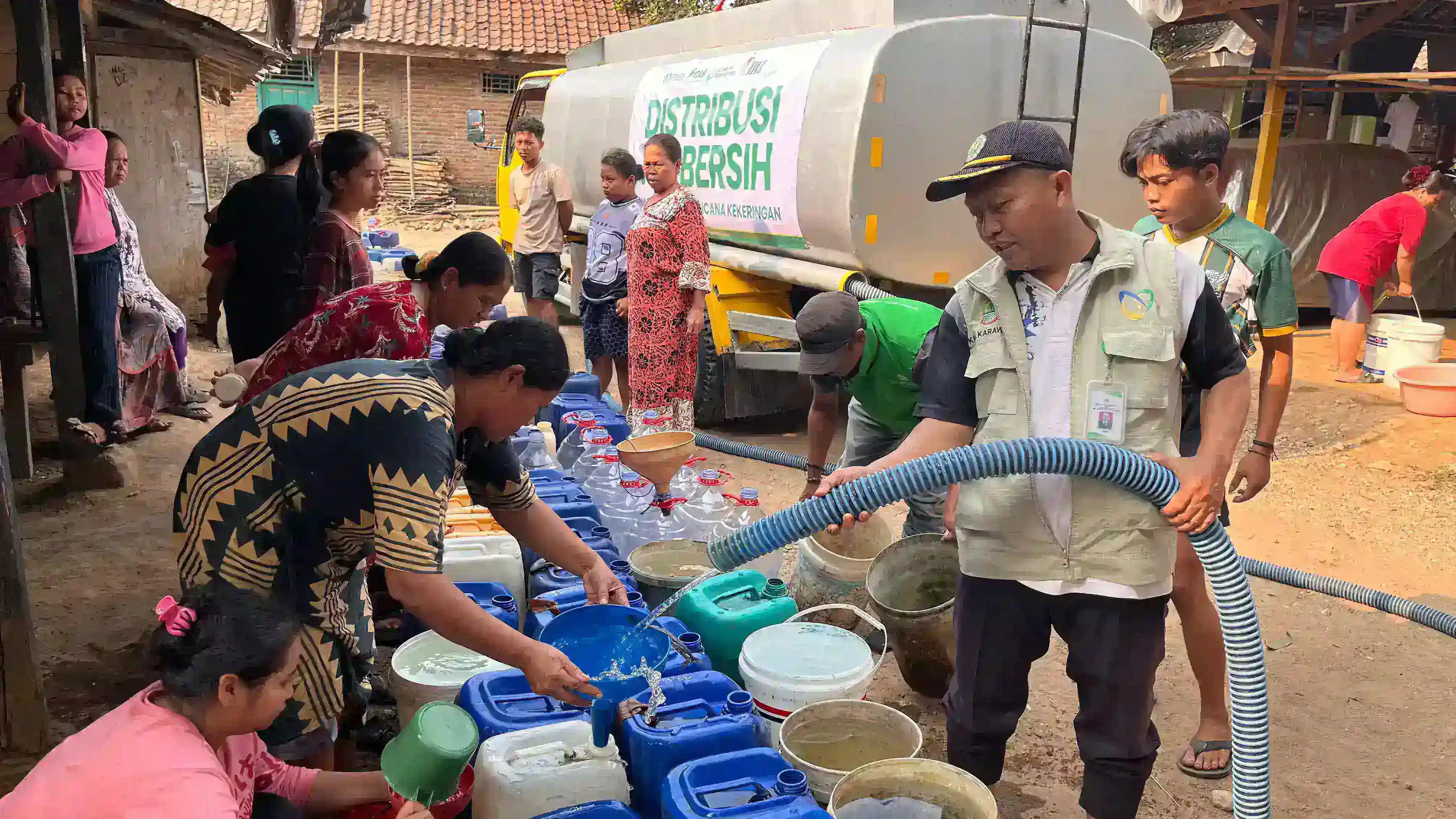 Pupuk Kujang Kirim Puluhan Ribu Liter Air Bersih ke Wilayah Kekeringan di Karawang  