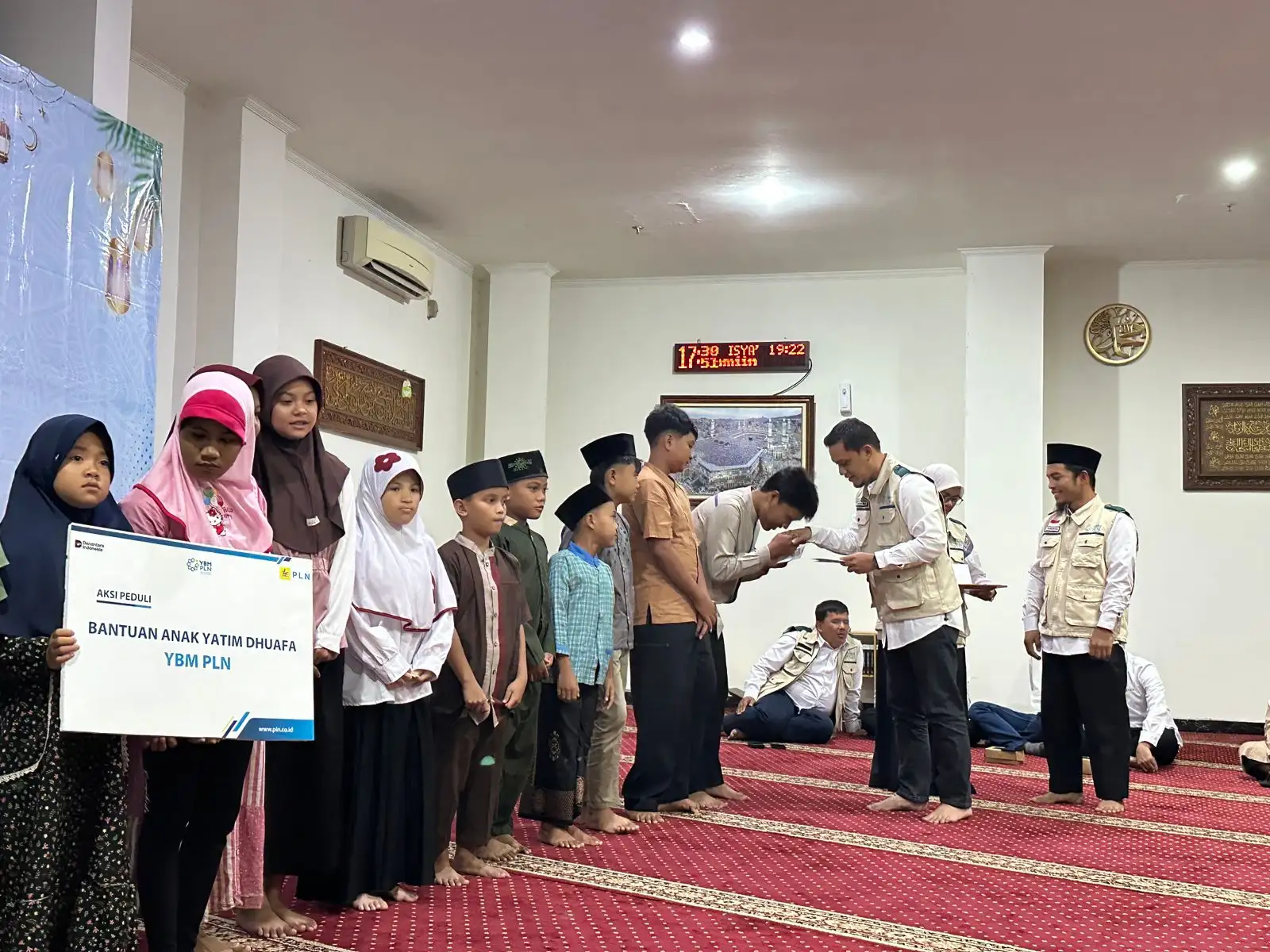 Tebar Cahaya Berkah Ramadhan 1447 H, PLN UP3 Karawang Berbagi Santunan untuk Guru Ngaji, Marbot, dan Anak Yatim