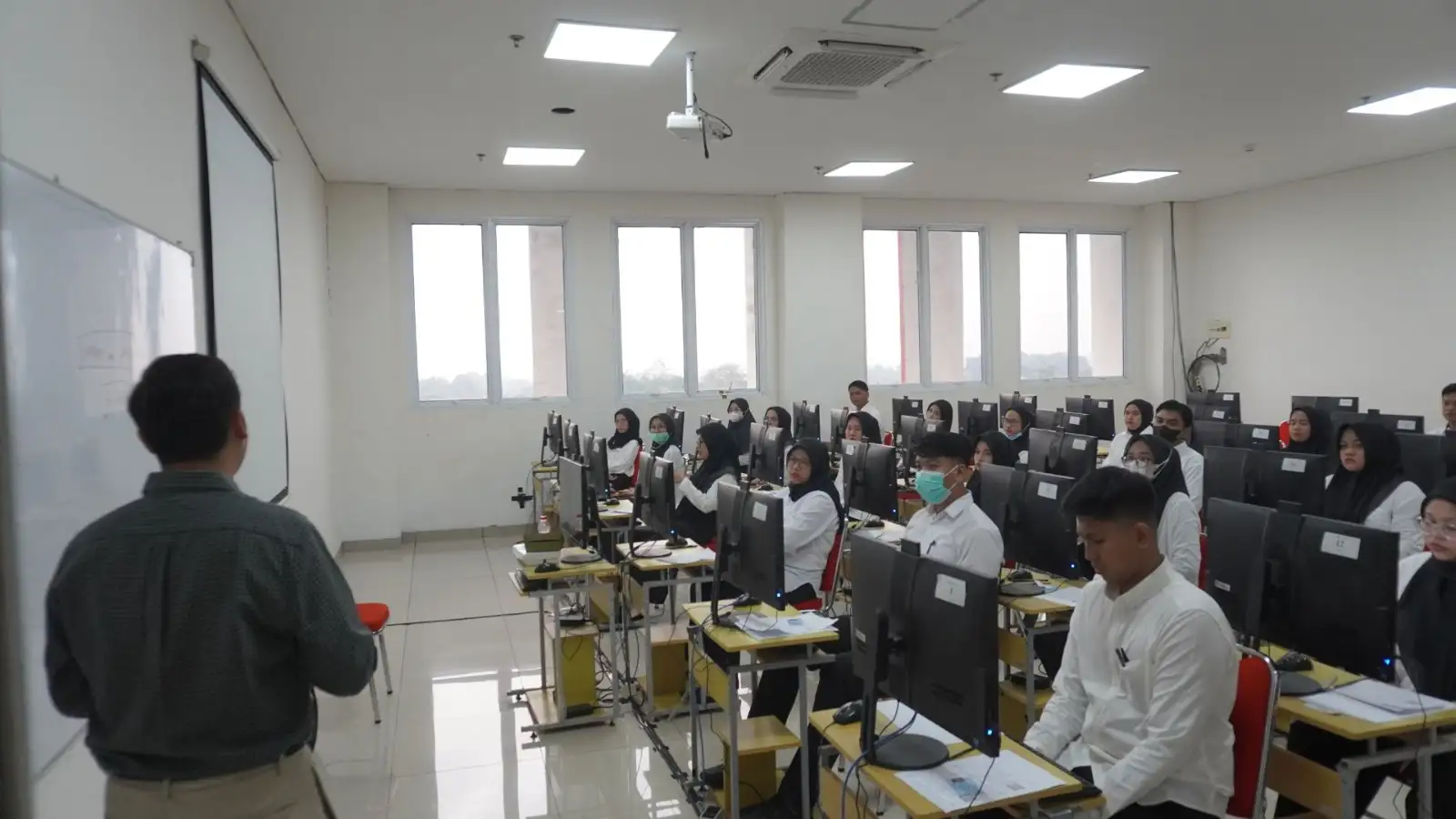 Ribuan Pelamar Berebut Kursi Non-ASN RSUD Karawang, Seleksi CBT Digelar Ketat di Unsika