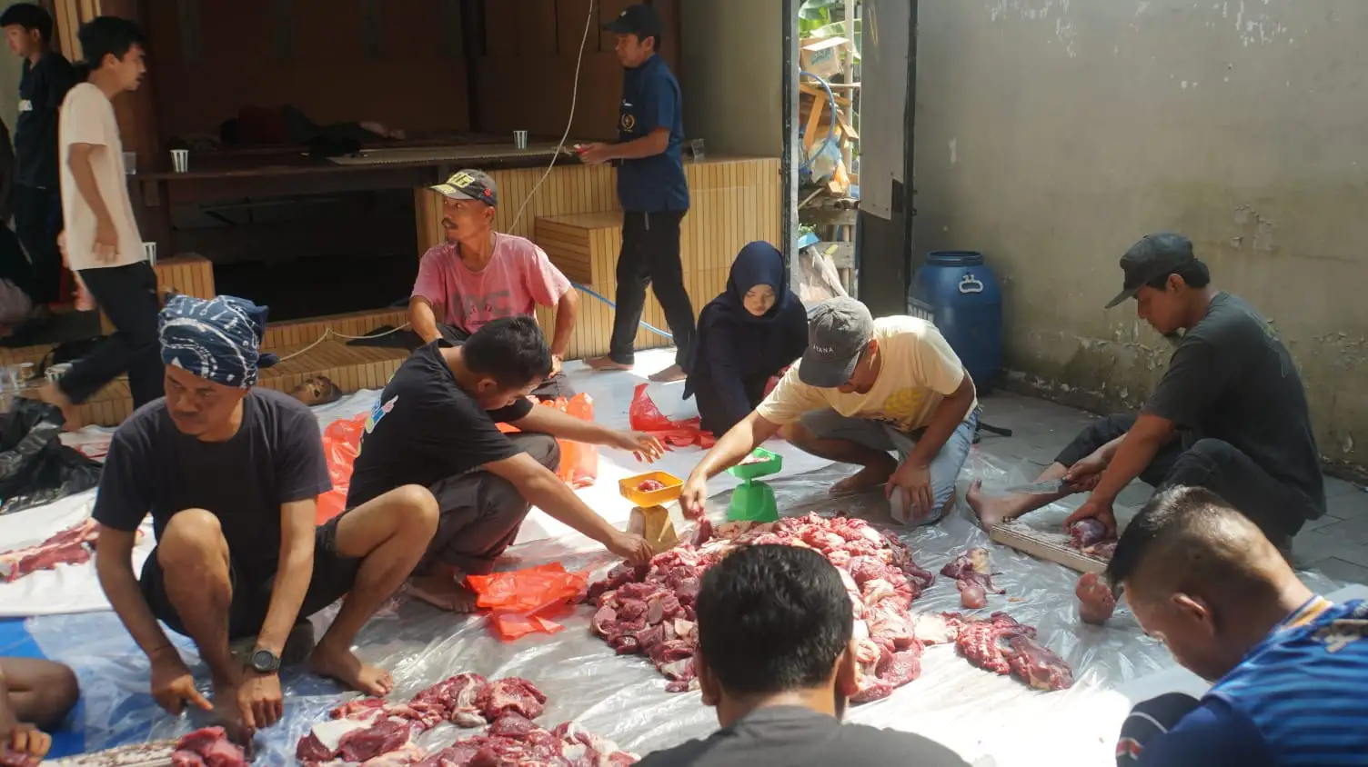 PWI Karawang  Bagikan 200 Paket Qurban untuk masyarakat Sekitar dan Jurnalis 