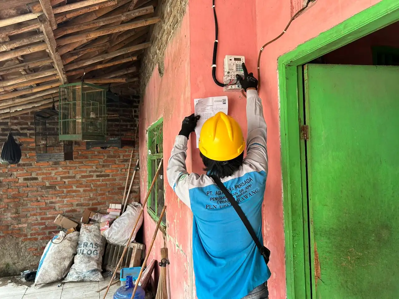 PLN UP3 Karawang Nyalakan 10 Sambungan Listrik Baru Melalui Program Light Up The Dream Berkah Ramadhan 1447  H
