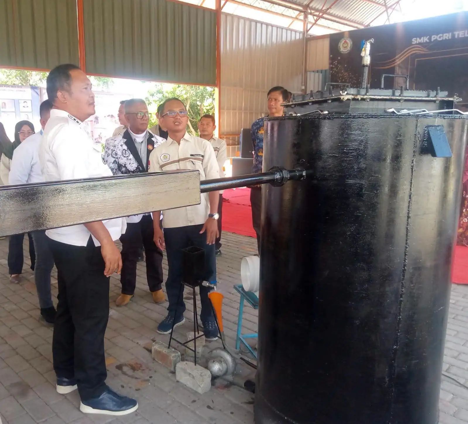 SMK Telagasari Rakit Mesin Insinerator Destilas Ramah Lingkungan 