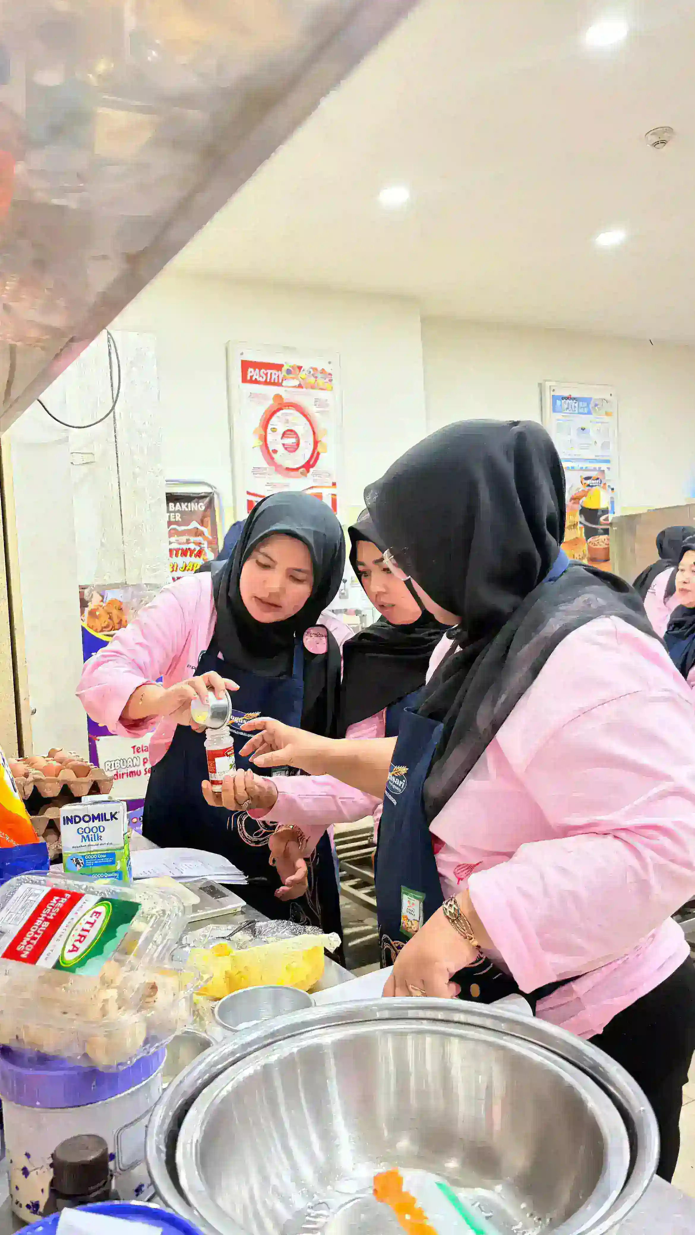 Pupuk Kujang Gandeng Bogasari Tingkatkan Keterampilan Tata Boga Warga Cikampek