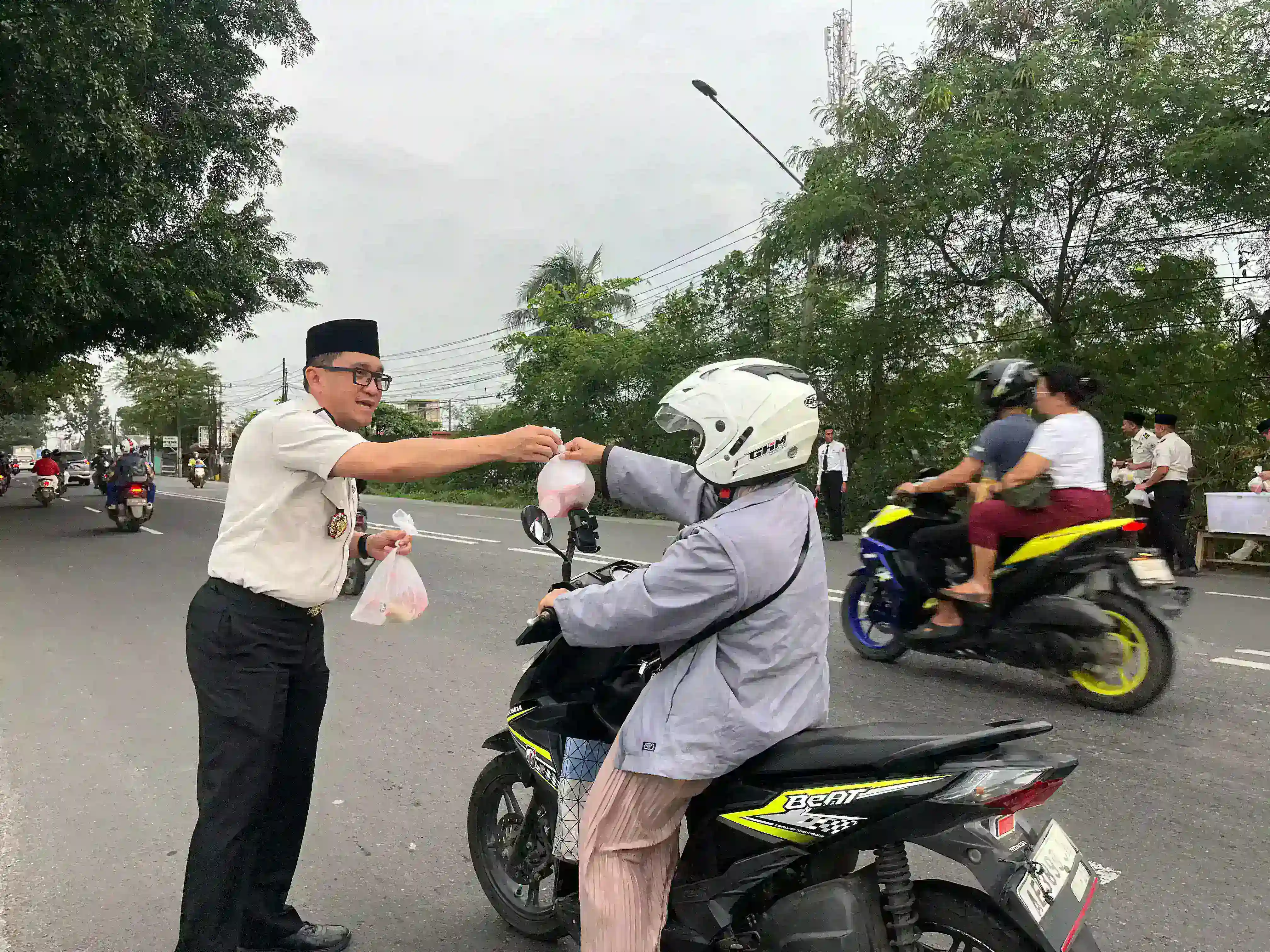 Lapas Kelas IIA Karawang Bagikan 200 Paket Takjil Untuk Masyarakat 