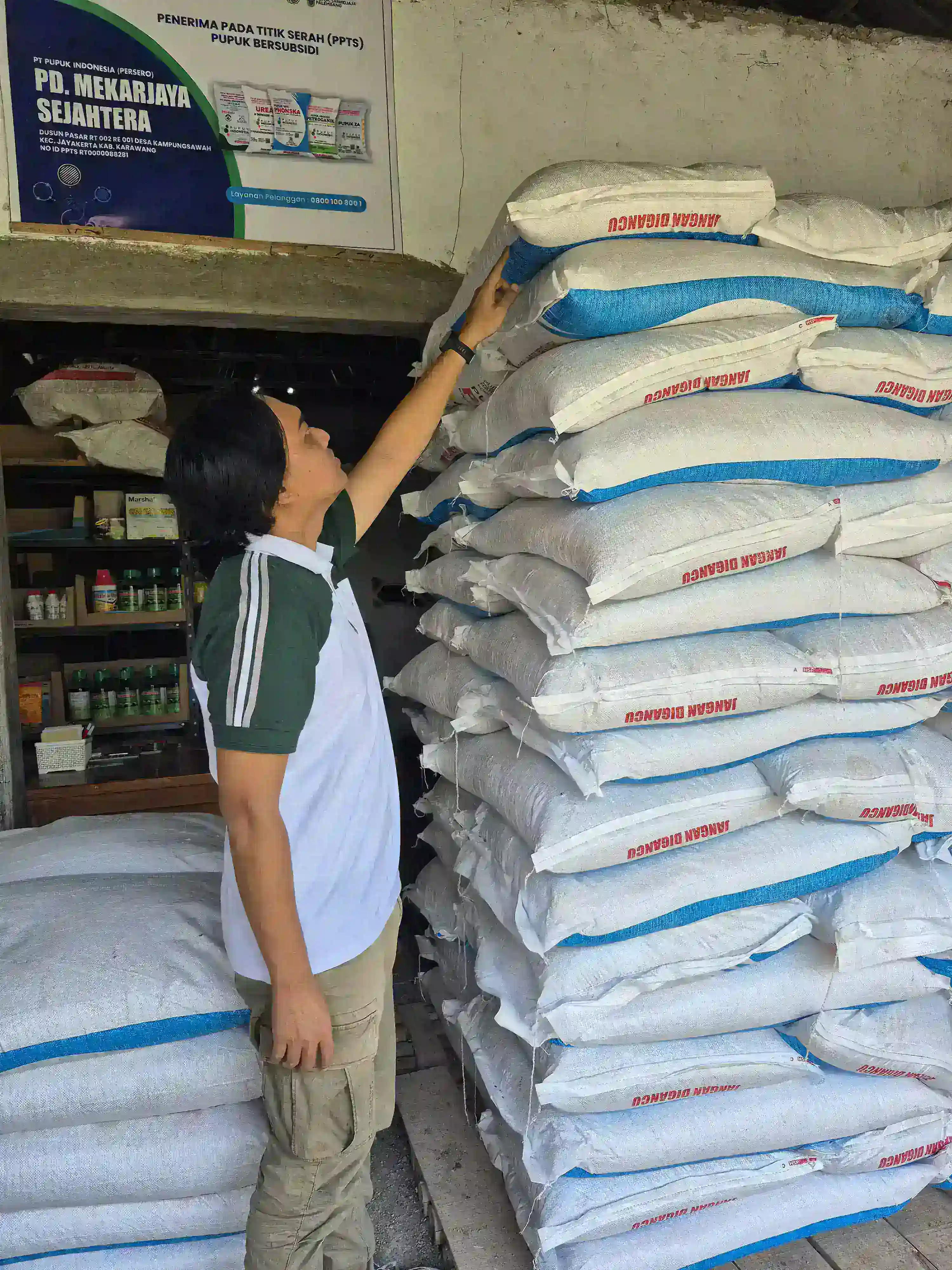 Jaga Stabilitas Stok, 200 Ton Pupuk NPK Subsidi Dikirim ke Karawang 